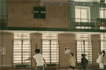 赛车冲过终点线扬起漫天尘土